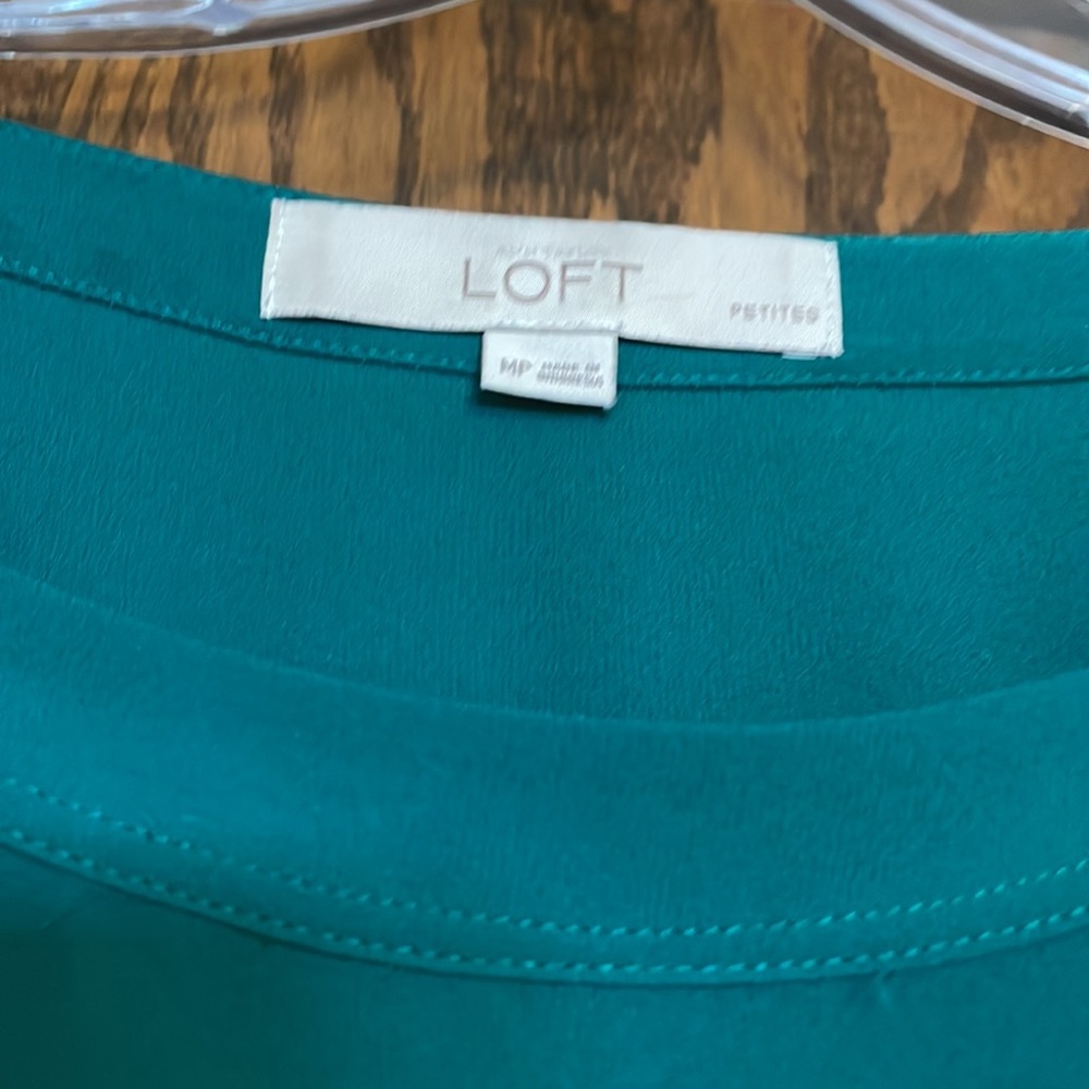Beautiful green blouse. Like new condition! - Picture 2 of 5